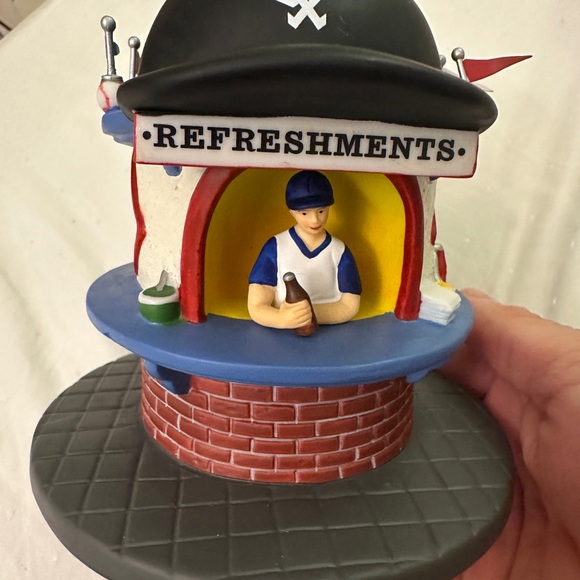 Department 56 Chicago White Sox Baseball Refreshment Stand MLB 2004 - Picture 2 of 9
